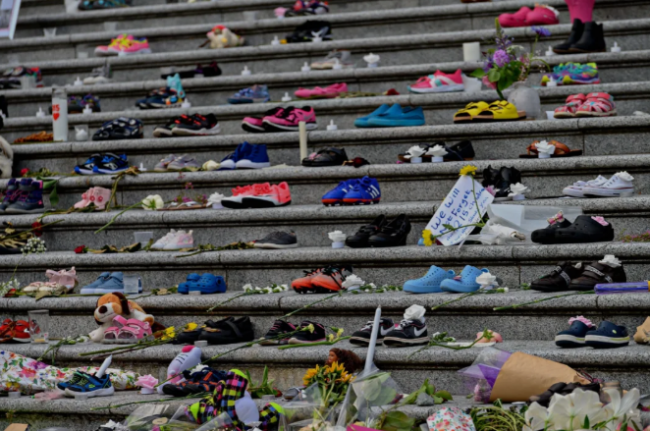 <br>▲5月30日，在加拿大温哥华，人们摆放鲜花、鞋子等物品，悼念不列颠哥伦比亚省坎卢普斯市一所原住民寄宿学校的死者。（新华社）