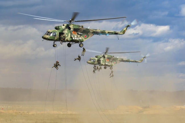 “西方2021”战略演习进行大规模直升机群空地突击