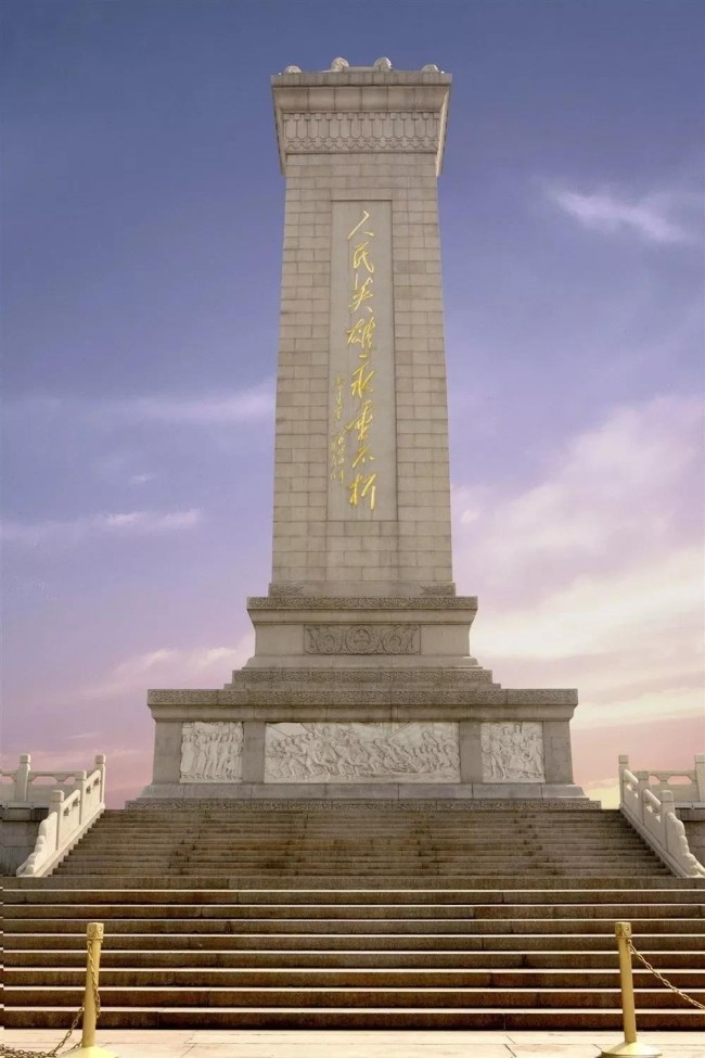 十二届全国人大常委会第十次会议通过《关于设立烈士纪念日的决定》