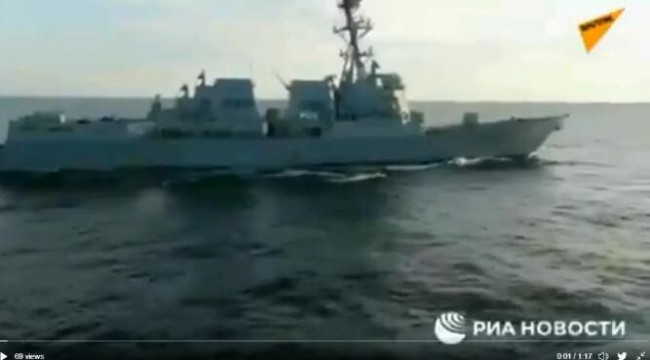 美国驱逐舰闯中俄联合演习射击海域，俄军战舰没客气！
