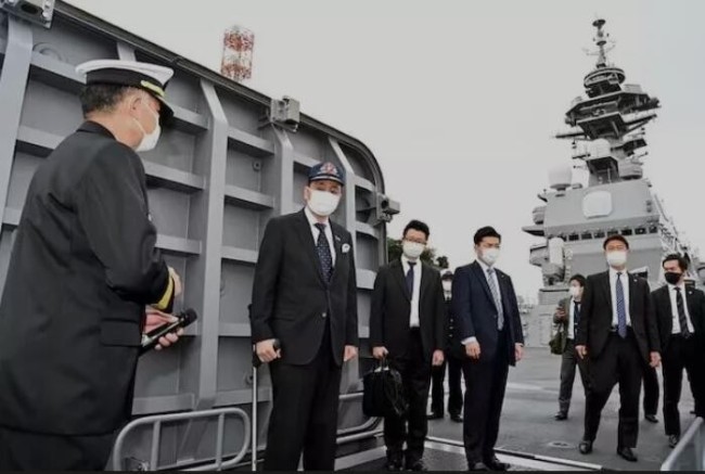 日本防相登上出云号高调示强