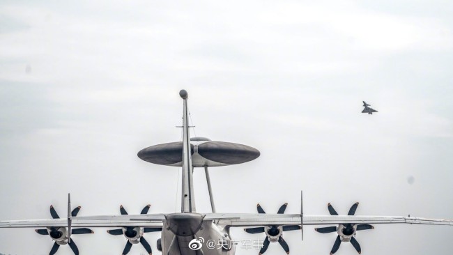 近日，东部战区海军航空兵某旅与某师多架预警机进行协同演练，加速各作战要素融合，提高部队体系作战、协同作战能力。