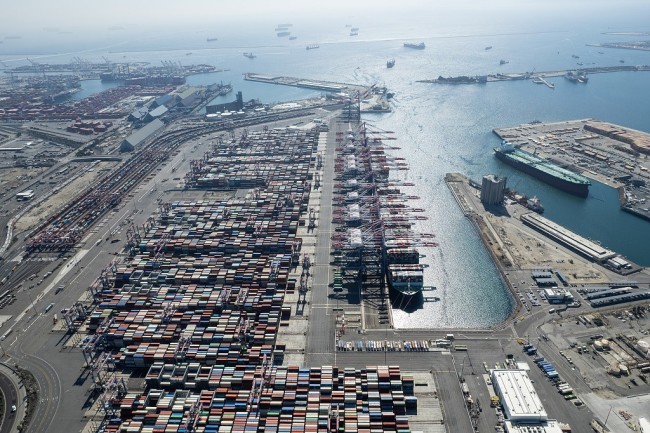 港口货物积压 10年来首次启用美国海军基地放货