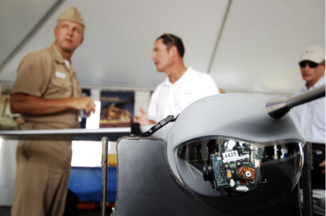 2007年8月6日，在美国马里兰州帕图克森特河海军航空站，波音公司展出其研制的可携带红外摄像机的无人驾驶飞行器SCAN-EAGLE。