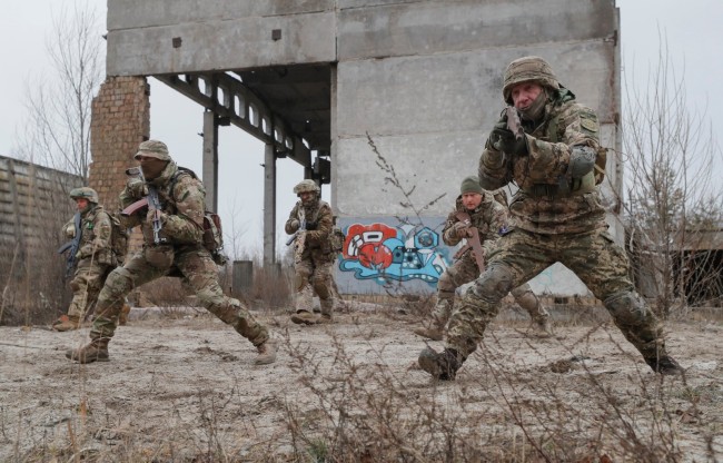 纸壳枪? 乌克兰预备役人员在基辅附近进行军事演习