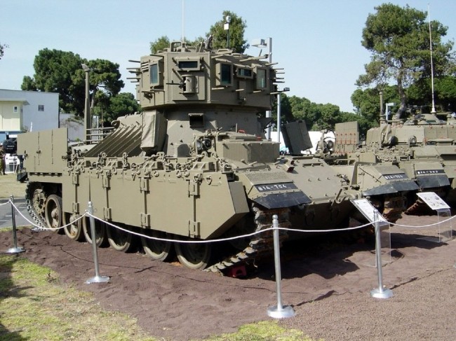 移动碉堡，造型挺带感。以色列纳格玛乔恩装甲运兵车，由百夫长主战坦克改装而来。高耸的上层结构称为“狗窝”。反叛乱巷战平台。