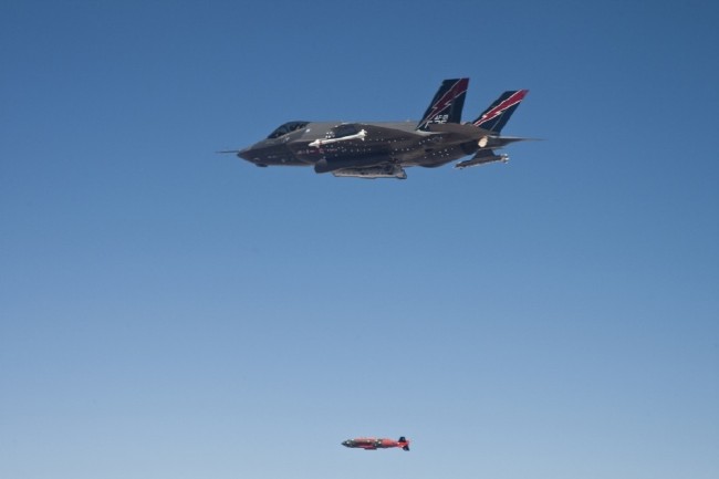 B-2测试B61-12核弹，临空投掷核弹是该机最初的设计任务。一架编号为AF-01的F-35原型机挂载B61核弹进行测试。