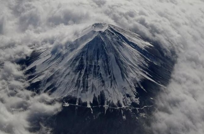 害怕日本沉入大海 日本人现在很担心富士山！