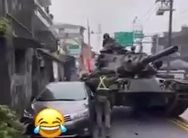 台军坦克街头演练撞到路边轿车，网友吐槽：技术太烂。