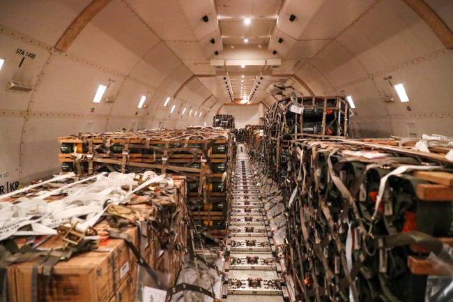 美国第436空中港口中队的飞行员和雇员在特拉华州多佛空军基地准备货物运往乌克兰。
