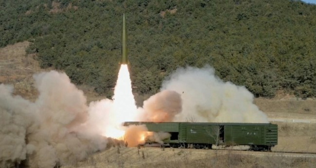 大片味！朝鲜新型陆基巡航导弹发射瞬间