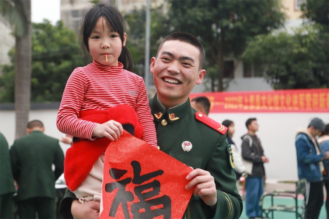 武警防城港支队：传统文化进军营 喜迎新春送祝福