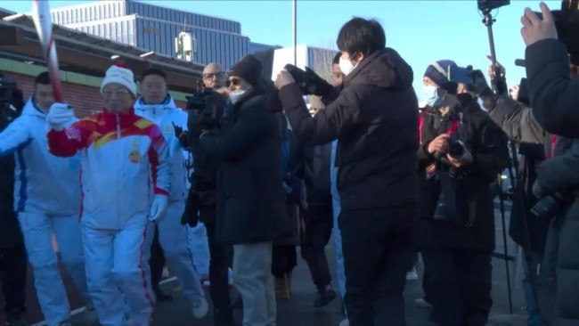 冬奥会火炬传递 英雄团长祁发宝与王濛互敬军礼！