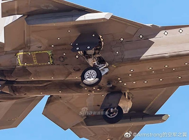 F-22的隐身翼下吊舱，其中一个具有头部光电窗口，有理由相信与该机的IRST红外传感器升级项目有关。（Armstrong的空军之翼）