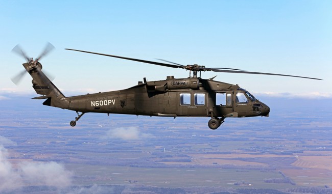 2月5号，DARPA与洛马进行了首次黑鹰直升机ALIAS无人驾驶飞行。机号N60OPV的黑鹰直升机自主进行了30分钟的试飞，期间模拟了建筑物避让，实时航线再规划，多种机动科目并完美降落。