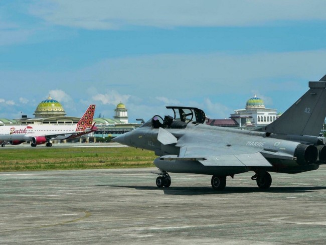 印尼宣布买法国“阵风”后 美国向其出售36架F15ID