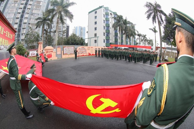 武警防城港支队：瞻仰光辉旗帜 吸取红色动能