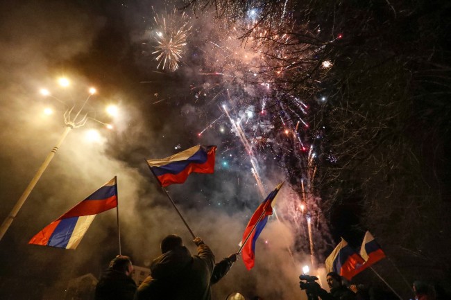 俄承认乌东两地区独立 顿巴斯地区民众庆祝