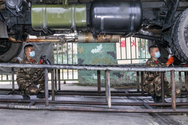武警桂林支队组织车辆检修 保养备战“年检”