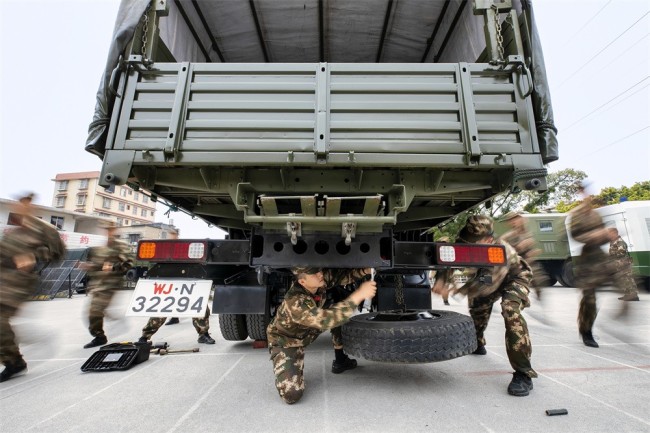 武警桂林支队组织车辆检修 保养备战“年检”