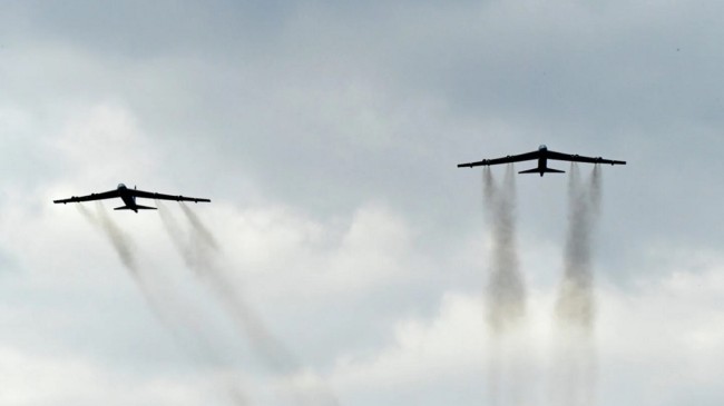 美军B-52H轰炸机飞越欧洲演练意欲何为