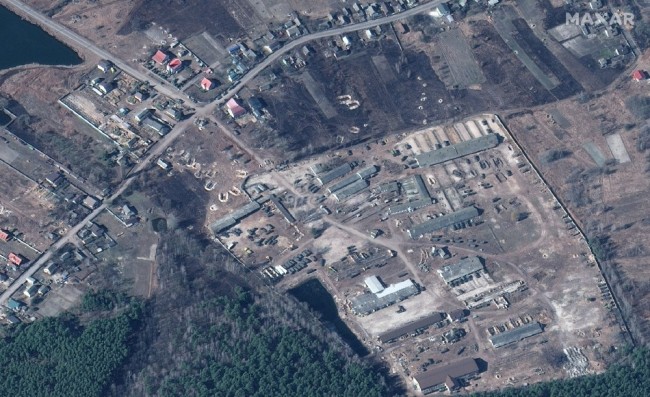 卫星图显示俄军在机场附近修筑工事 加强装甲车防护