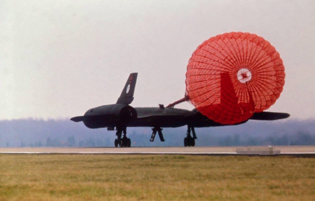 ＂黑鸟＂侦察机的减速伞用特殊材料和工艺制造