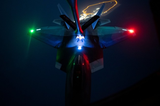 美军F-22战斗机夜间空中加油场面酷炫