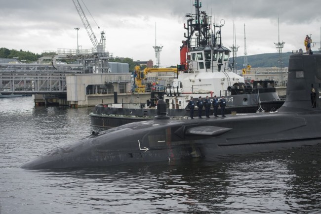 实拍英国机敏级核潜艇回收充气突击艇