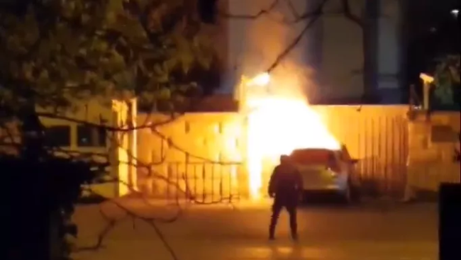 男子开着装满燃料的车撞向俄驻罗马尼亚大使馆 当场死亡