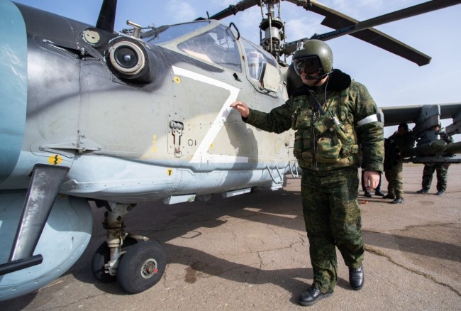 俄军飞行员换装数码迷彩 随身携带短突