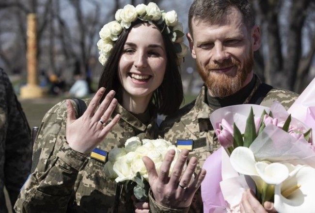 炮火下的浪漫 乌克兰士兵在基辅举行婚礼