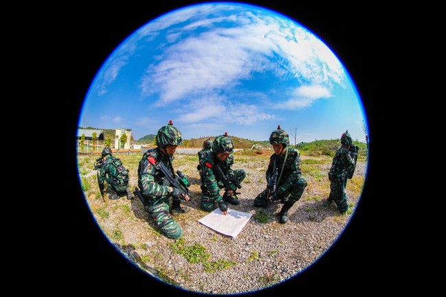 特战队员在训练中进行兵力部署  岳磊 摄