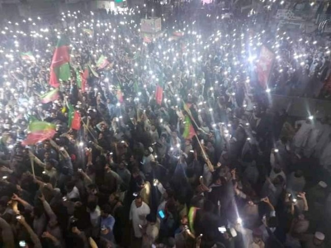 巴基斯坦爆发大规模抗议 上万人挥舞手电涌上街头