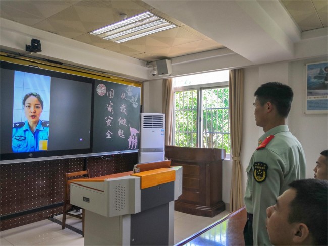 武警南宁支队开展全民国家安全教育日普法宣传活动