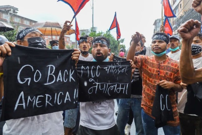 ▲2021年9月，尼泊尔民众聚集在首都加德满都议会大楼附近，手举“美国滚回去”的标语，反对美国的“千年挑战计划”。