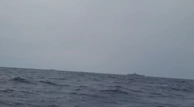 台湾渔民在钓鱼岛周边海域拍摄到辽宁舰编队