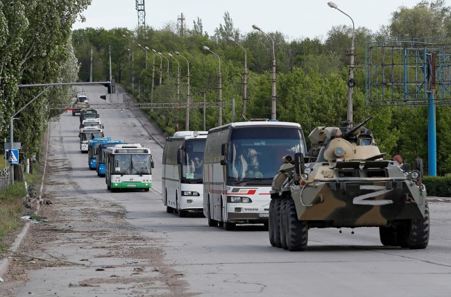 俄媒：更多投降乌军乘车离开亚速钢铁厂