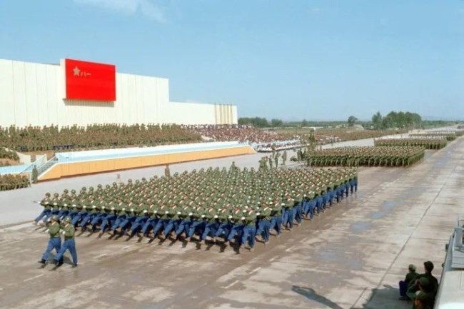 1981年华北大演习阅兵式空降兵方队正步通过检阅台