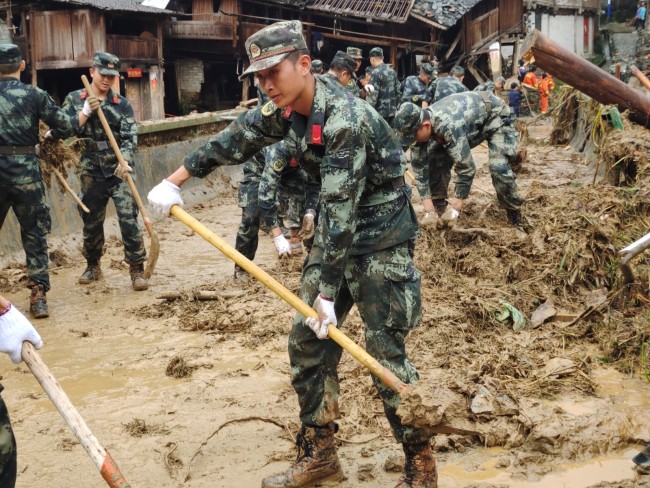 6月20日，武警官兵正在清理淤泥。李卓 摄