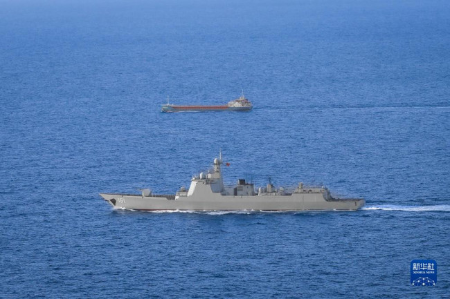 中国海军第40批护航编队呼和浩特舰（下）为“海洋之星”轮护航（4月9日摄）。新华社发（杨捷 摄）