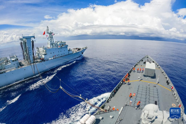 中国海军第40批护航编队骆马湖舰（左）通过横向补给方式为呼和浩特舰进行补给（1月22日摄）。新华社发（杨捷 摄）