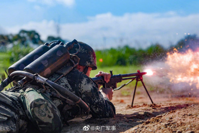 火力全开！多角度实拍官兵喷火训练瞬间