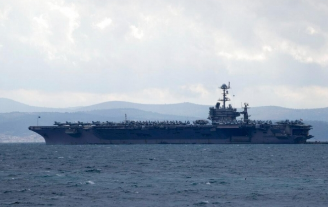 美国战机从航母甲板被吹入地中海
