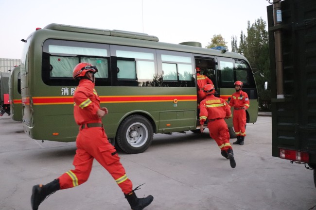 闻汛而动：新疆阿克苏森林消防大队强化训练演练提升水域救援能力
