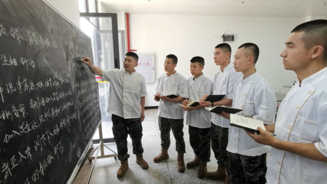 作为一名16年老兵,勤务保障大队警勤中队炊事员陈松敏始终将调剂好