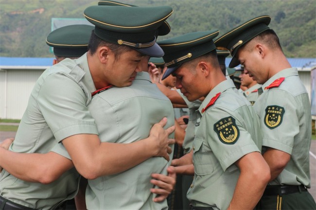 惜别军营再出发—武警广西总队贺州支队举行军人退役仪式