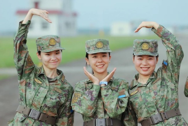 空军飞行员换发21式飞行服 颜值和战斗力都高到爆表_军事频道_中华网