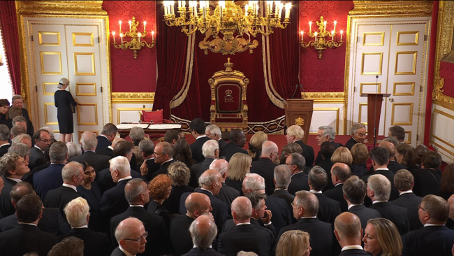 查尔斯三世登基典礼现场，枢密院人头攒动，咳嗽声声不绝于耳图：英国天空电视台网站