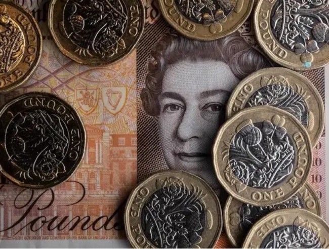 外媒:英国启用新皇家标志，英国货币改换查尔斯国王头像 纸币和邮票将逐步在市面上流通